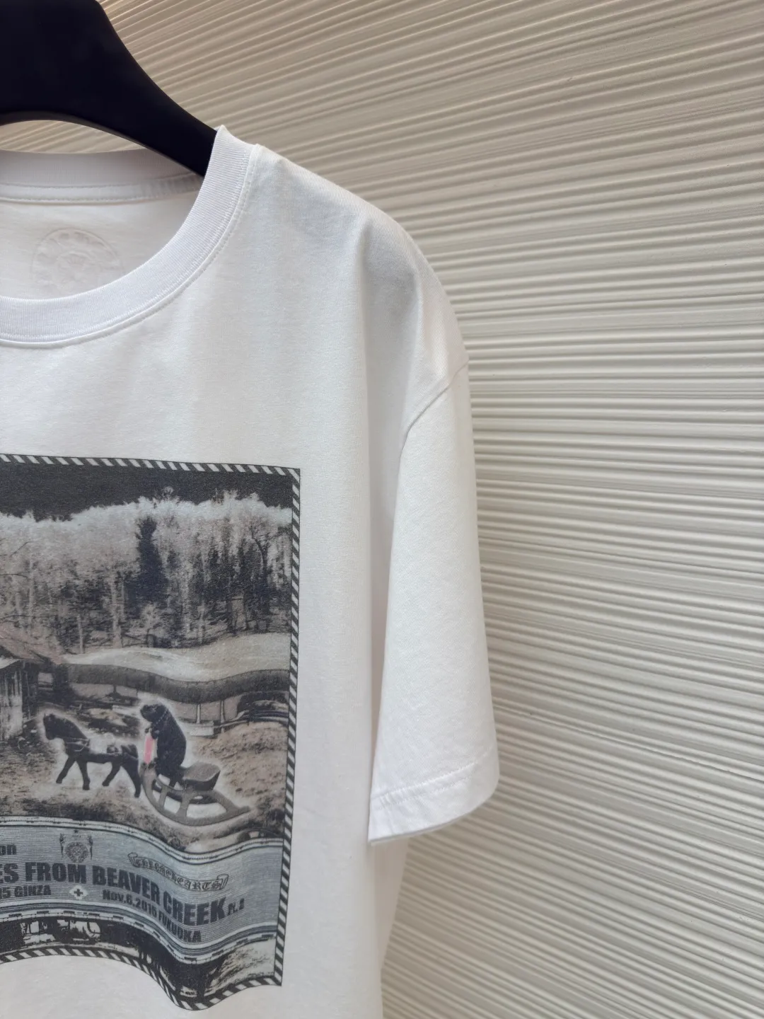 Chrome Hearts Oil Painting Short Sleeve ●Item No.: 1680013-X90 ●Material: pure cotton fabric ●Technology: Printing ●Version: Fitted version ●Weight: about 230 grams ●Size: S-M-L ●Description: The fabric is made of 26-woven 200-gram cotton. Printing is very important here. The ink used in the original version is beyond the standard printing, and ordinary printing factories have no ability to restore it. After visiting many factories, the final efforts paid off. The overall wiring is straight and delicate, the fabric is comfortable and soft, and the color is consistent with no color difference. It can be matched with the same style to create a fashionable look and control various occasions. Customized accessories, complete with three standards, same style for men and women!